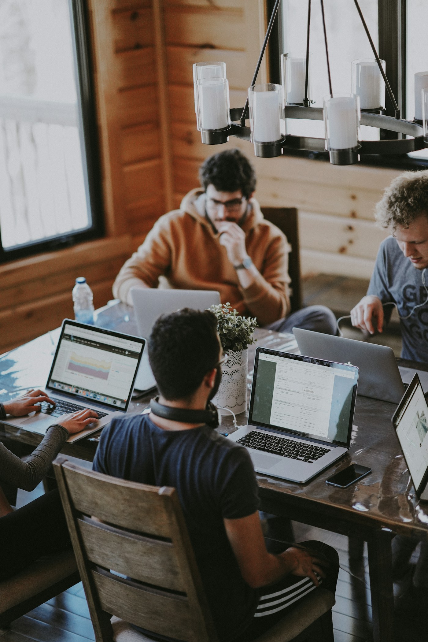 Équipe réunie autour d’une table de travail
